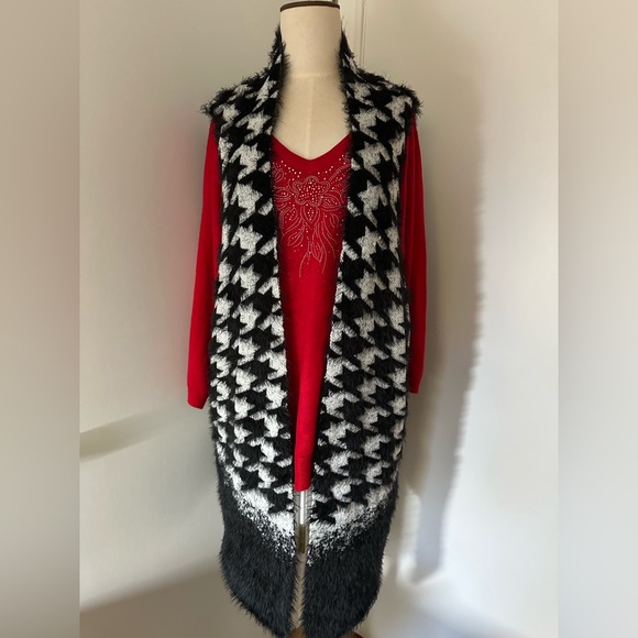 3x soft black and white vest. Nice long length. - Picture 8 of 9